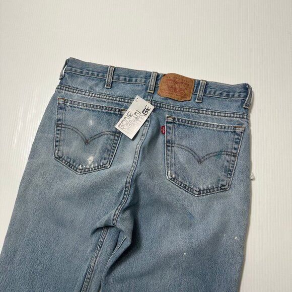 Vintage Levi's Light Wash Distressed Denim 33 - Picture 6 of 6